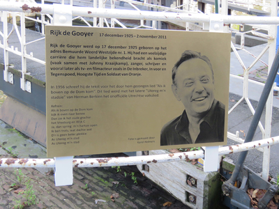 833850 Afbeelding van de plaquette gewijd aan filmacteur, komiek, schrijver en zanger Rijk de Gooyer (1925-2011) die ...